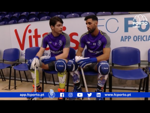 Reinaldo le explica a Cocco c&oacute;mo es el ambiente en el Drag&atilde;o Caixa antes del inicio liguero