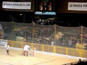 Espectacular recibimiento al AS Lodi. Ultras Lodi.