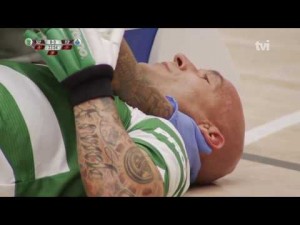 Aparatosa lesi&oacute;n de Pedro Gil en el Sporting - Porto tras intentar golpear a Carlo di Benedetto con la cabeza