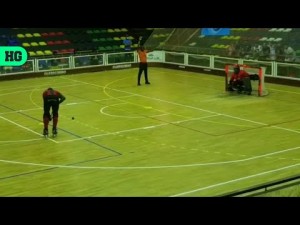 Falta directa defendida por Dorivaldo Al&iacute;rio, portero del Petro Luanda